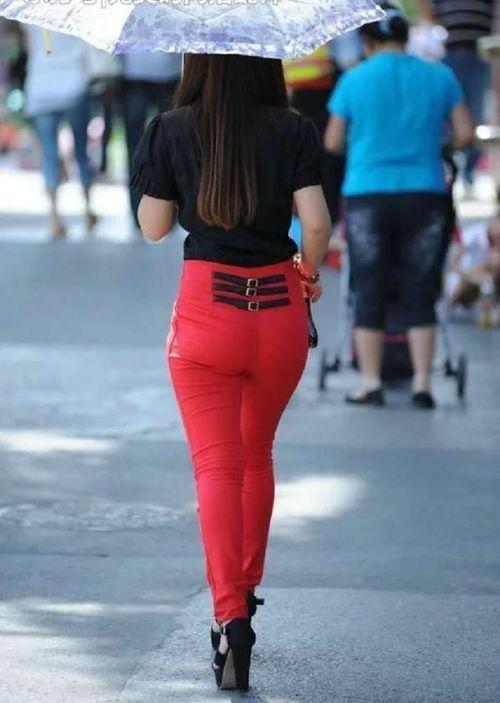 街拍日本紧身裤美女,日本紧身裤美女生动演绎时尚魅力